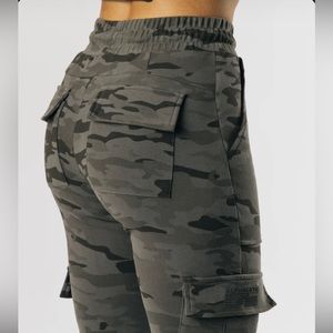 Alphalete Women’s identity jogger/ matching cropped hoodie